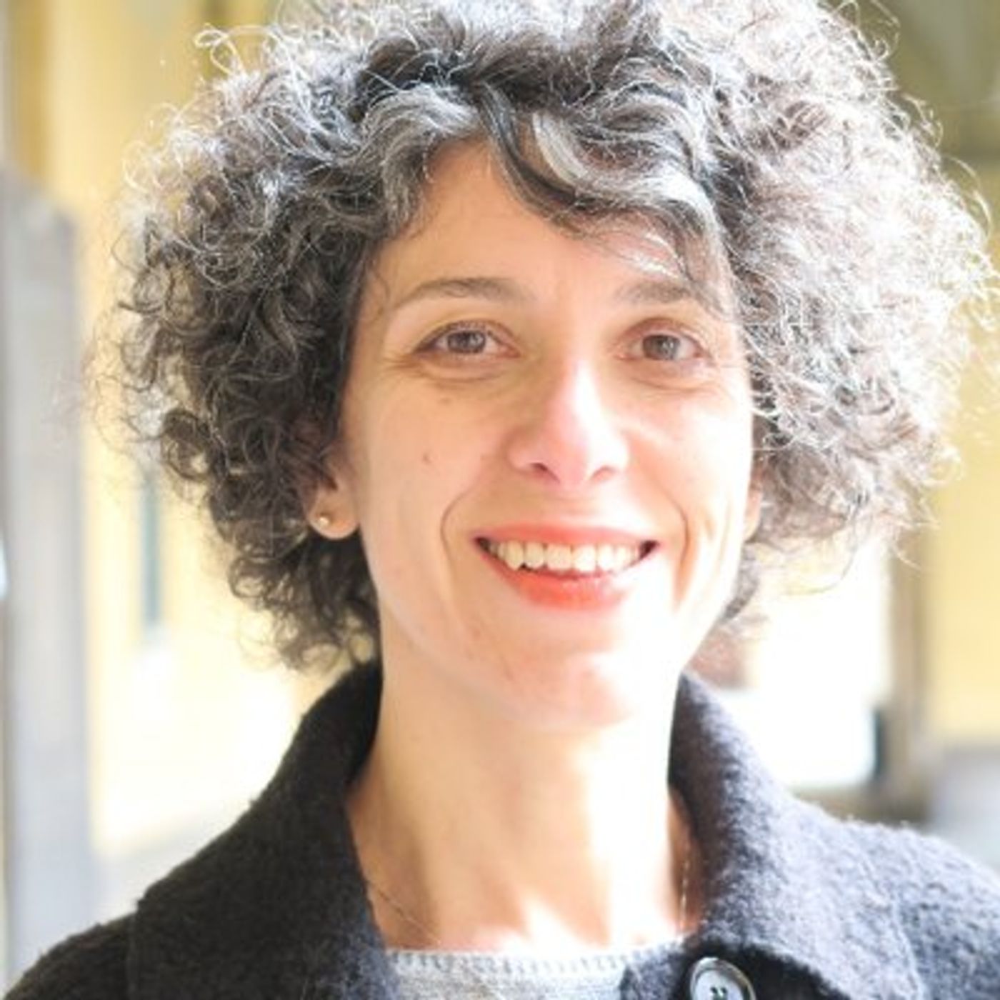 Monia Azzalini parla del ruolo femminile nel mondo dei media episode artwork