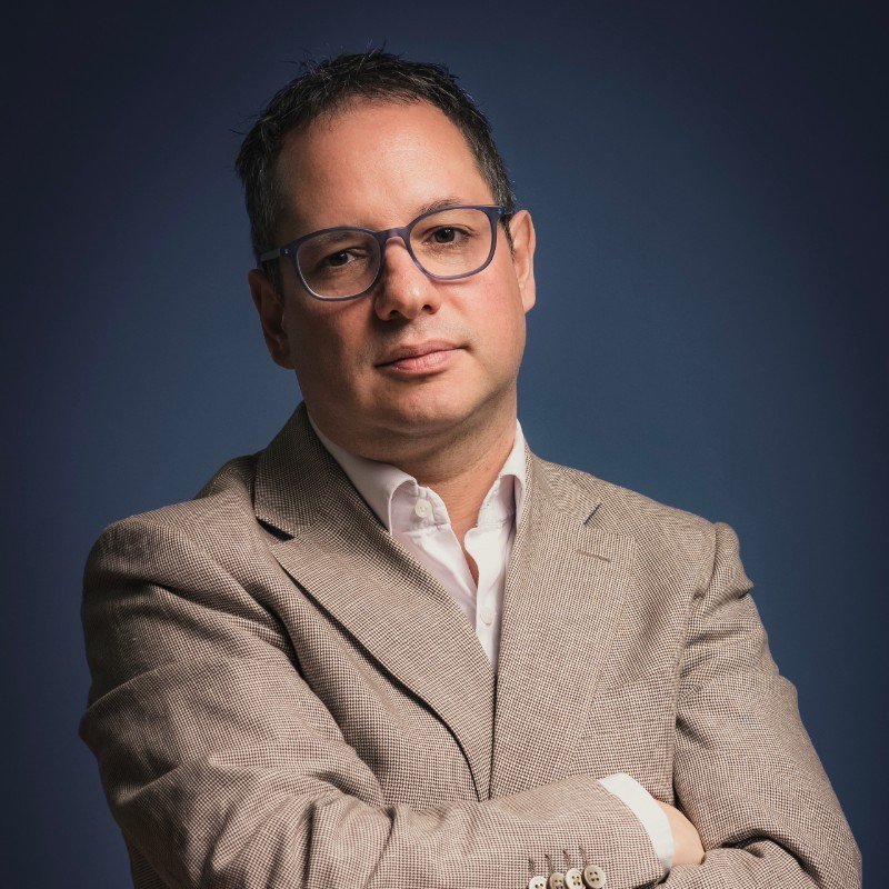 Esplorare l'ignoto: il professor Stefano Denicolai presenta 'Sfumature di Blu', il dialogo tra scienza, innovazione e futuro episode artwork