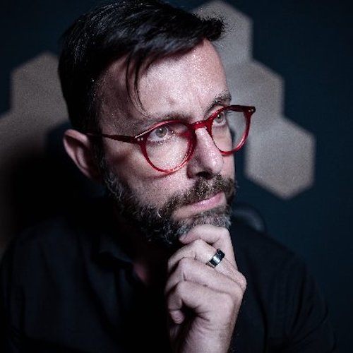 Al di là del byte: un'intervista con Matteo Flora, Professore, Autore e Comunicatore episode artwork