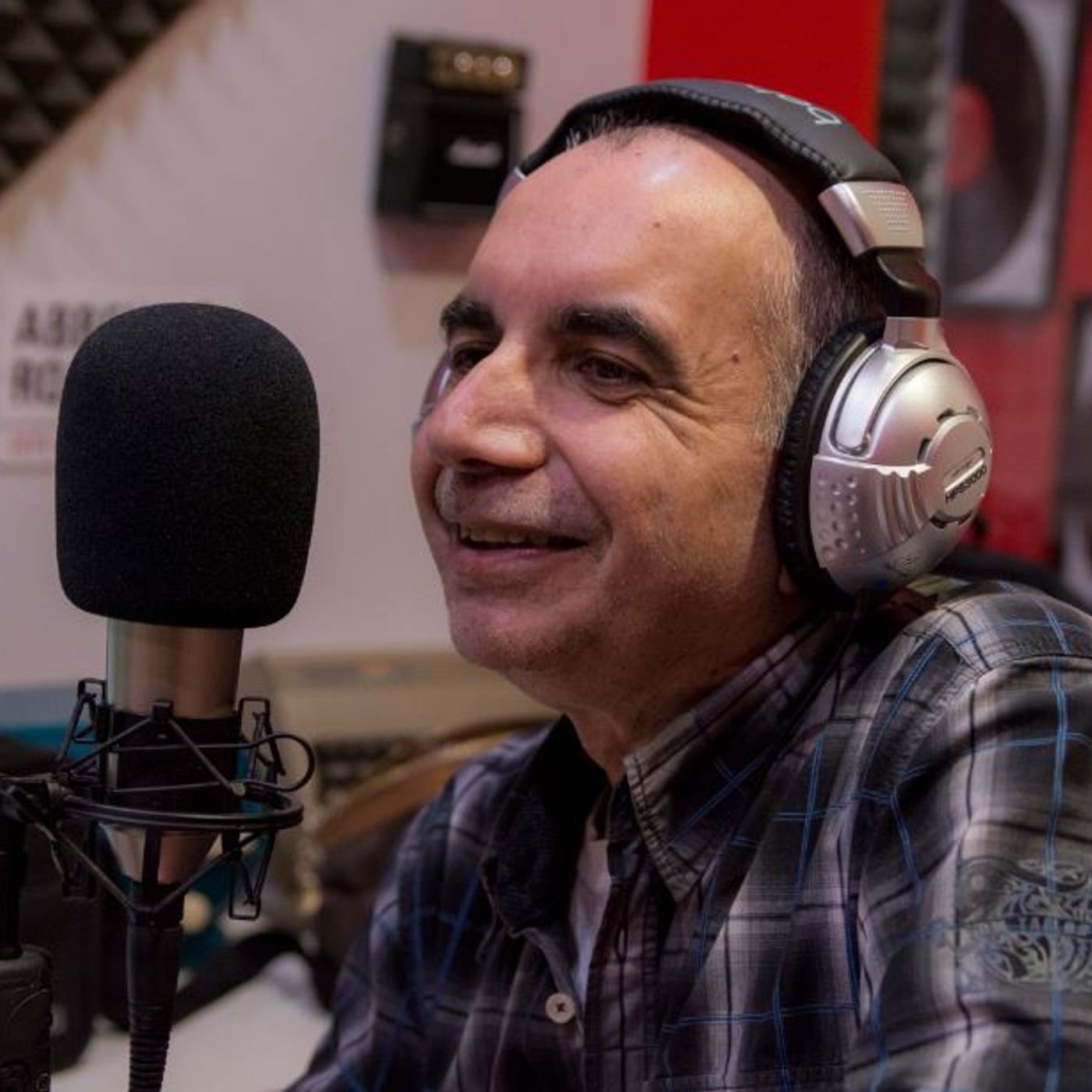 Enzo Mauri ci presenta il suo libro "Qui radio libera" episode artwork