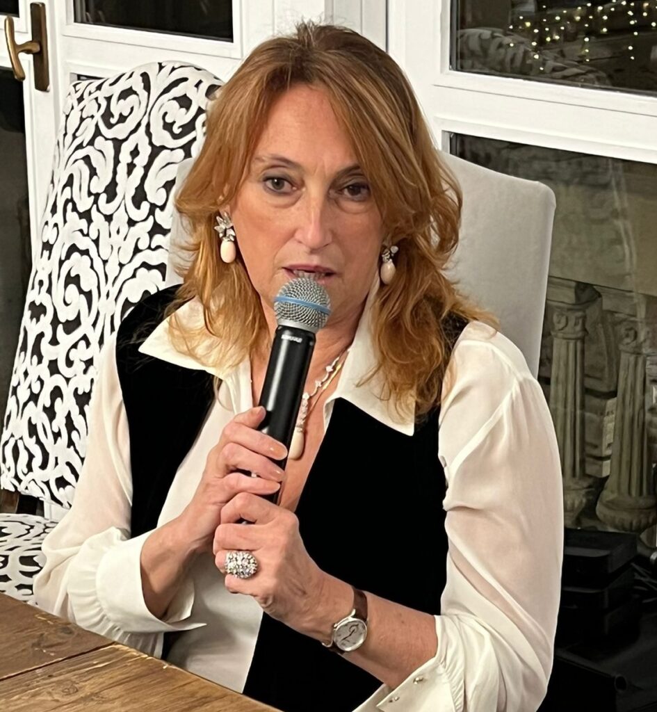 Antonella Zacchetti indaga il mondo che cambia: nel suo nuovo libro l’“Effetto Domina” che attraversa generazioni e generi