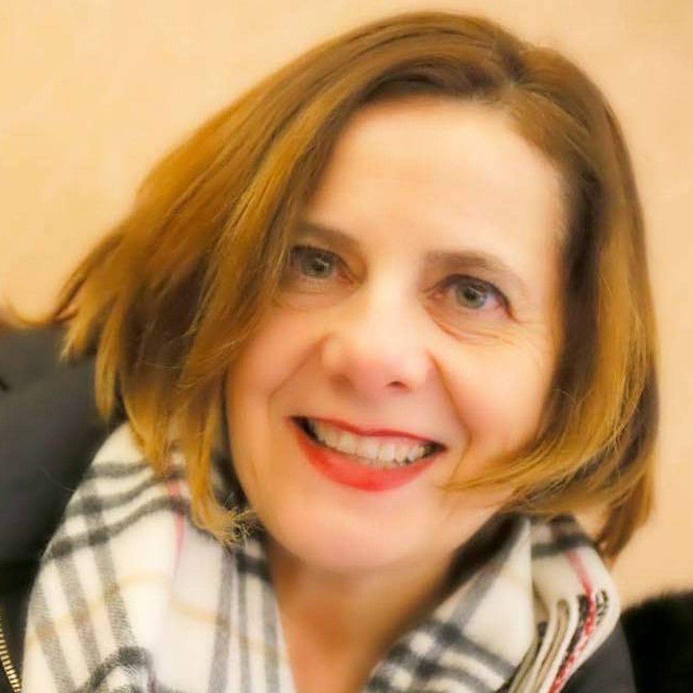 Raffaella Costa ci presenta il libro "La bellezza attraverso la Felicità" episode artwork